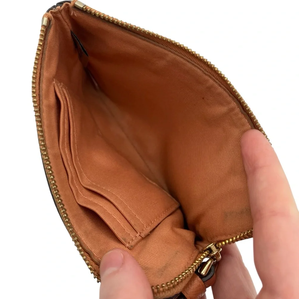 Coach corner zip